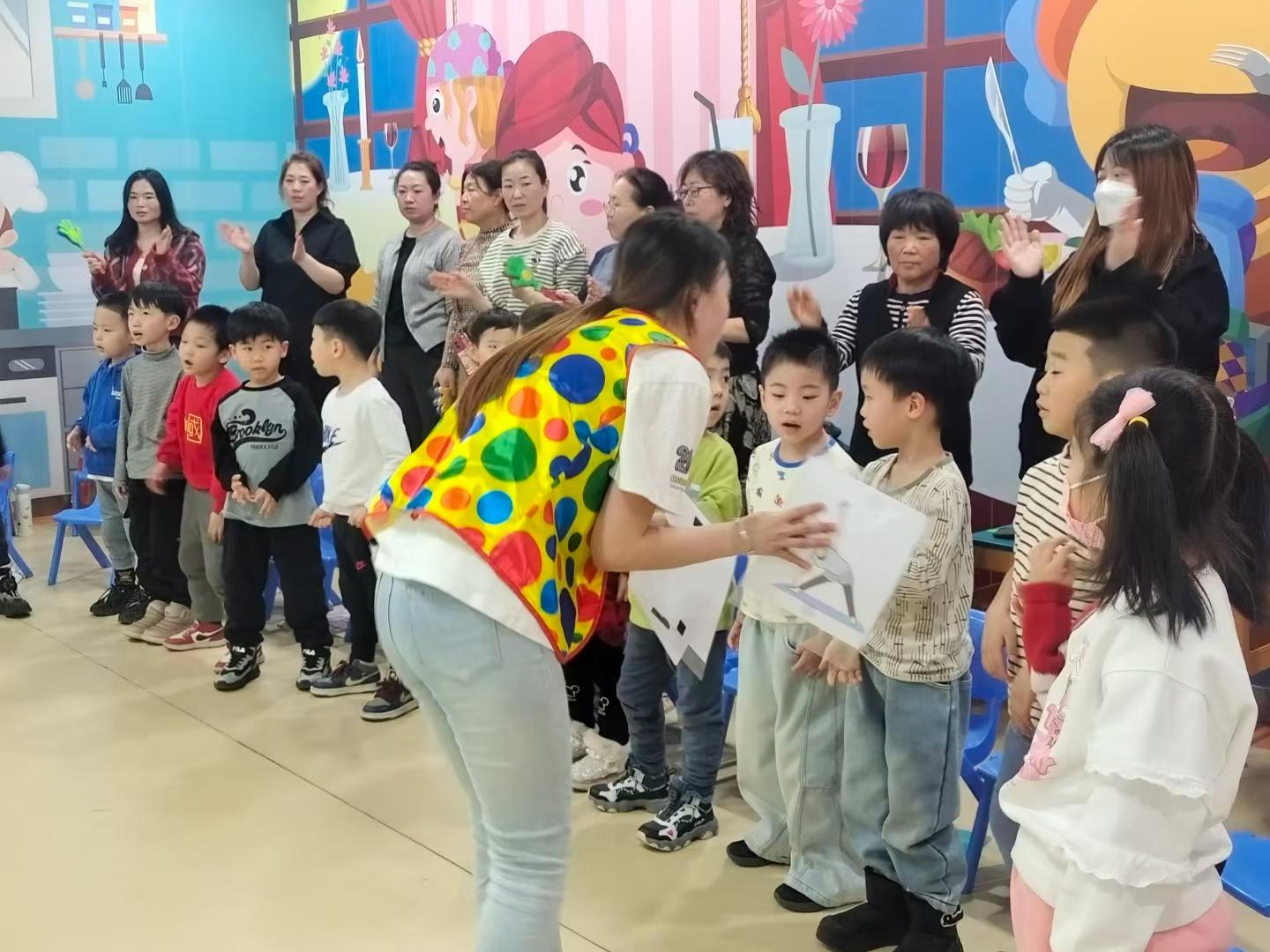 福州天童教育:孩子抗拒英语、抵触跟读?不是没兴趣,是方式错了 (图1) 福州天童教育:孩子抗拒英语、抵触跟读?不是没兴趣,是方式错了 (图1)